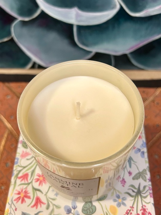 Leoben Company Jasmine Santal Scented Candle - Picture 2 of 3